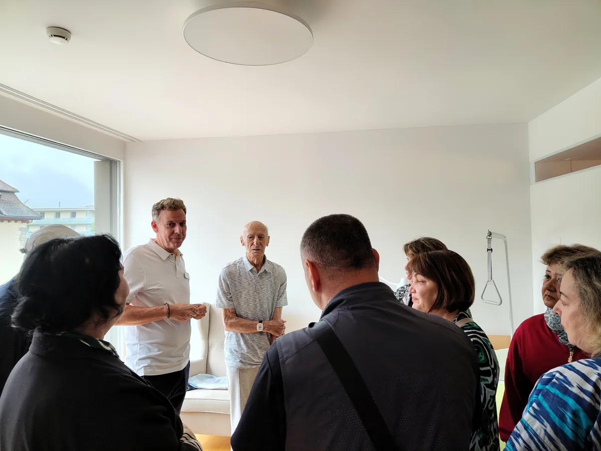 Gruppe von Personen in einem Patientenzimmer
